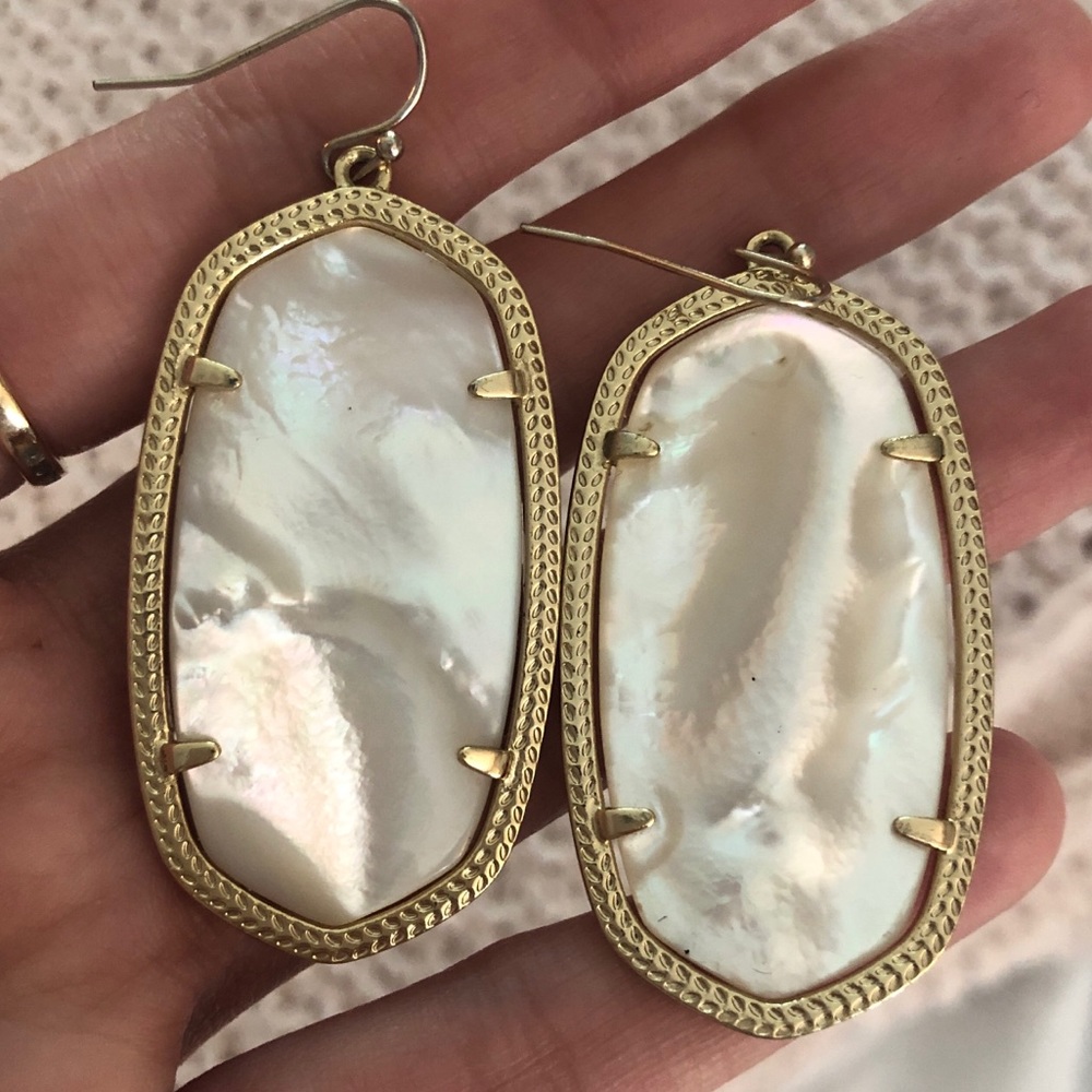 Kendra Scott Elle Earrings in White Pearl